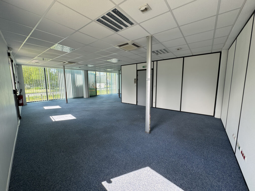 390 m2 Bureaux Professionnel libre, quartier fréquenté et dy