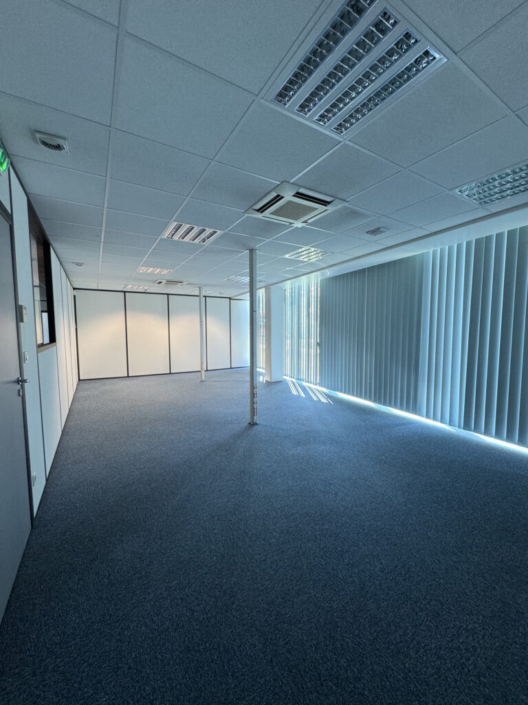390 m2 Bureaux Professionnel libre, quartier fréquenté et dy