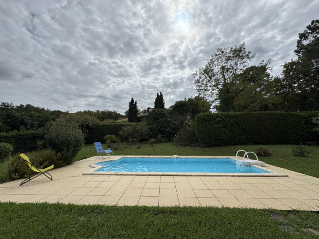 Villa exposée sud, avec piscine et sans vis à vis, quartier
