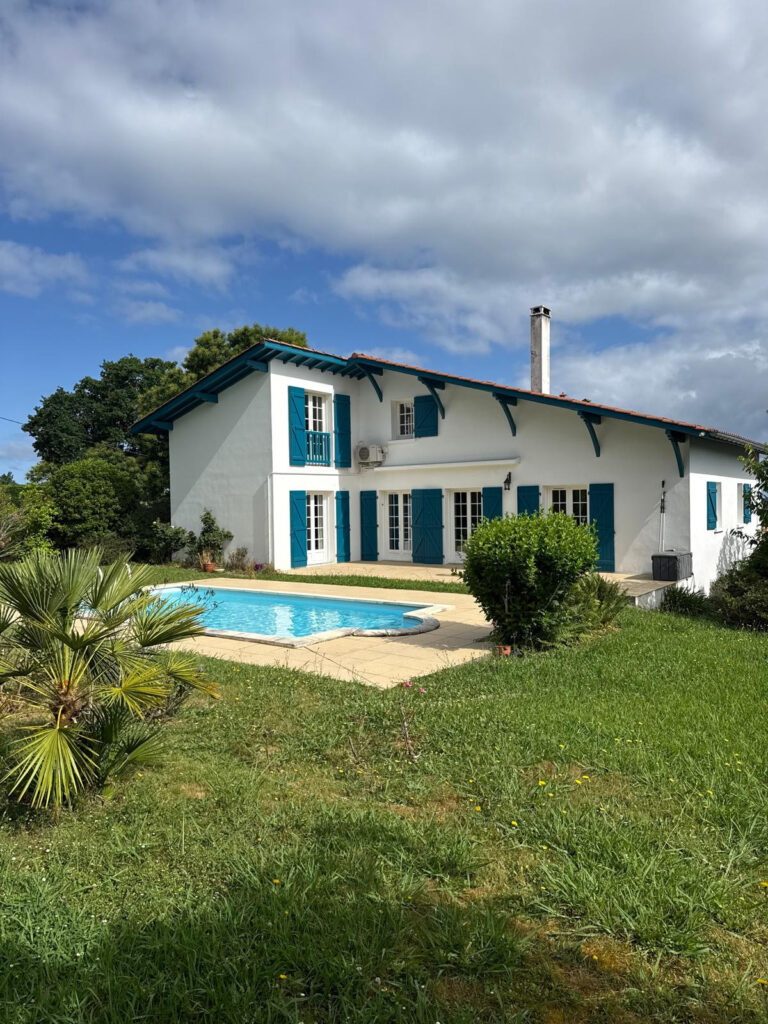 Villa exposée sud, avec piscine et sans vis à vis, quartier