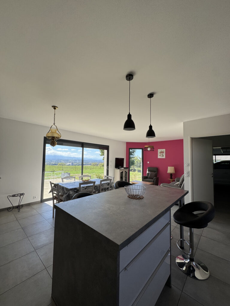 Maison contemporaine récente avec superbe vue Pyrénées.
