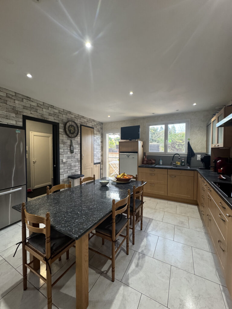 Maison contemporaine avec studio indépendant.