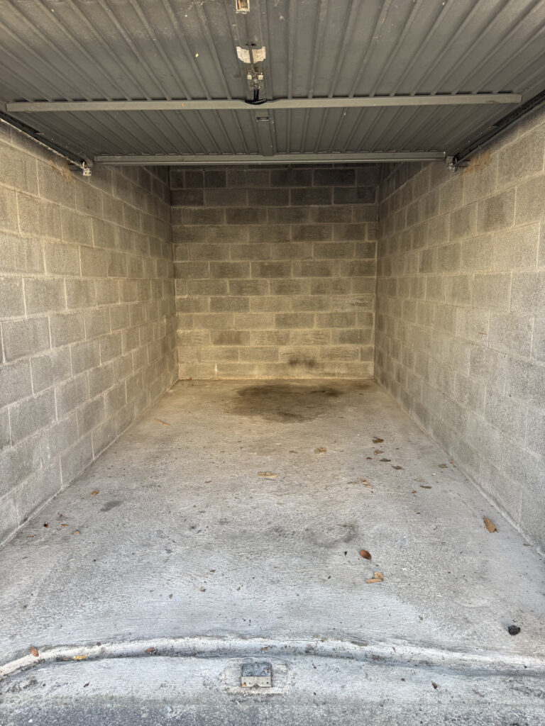 Garage fermé au sein d&rsquo;une résidence sécurisée par un portai